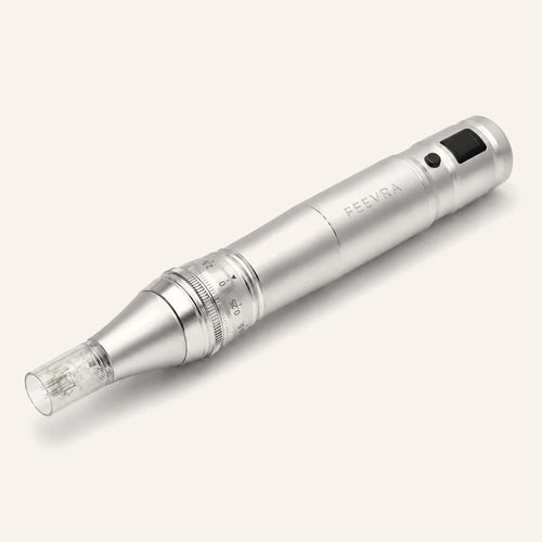 Feevra Microneedling Pen i silver med sterilt nålhuvud och LED-display, sedd snett framifrån